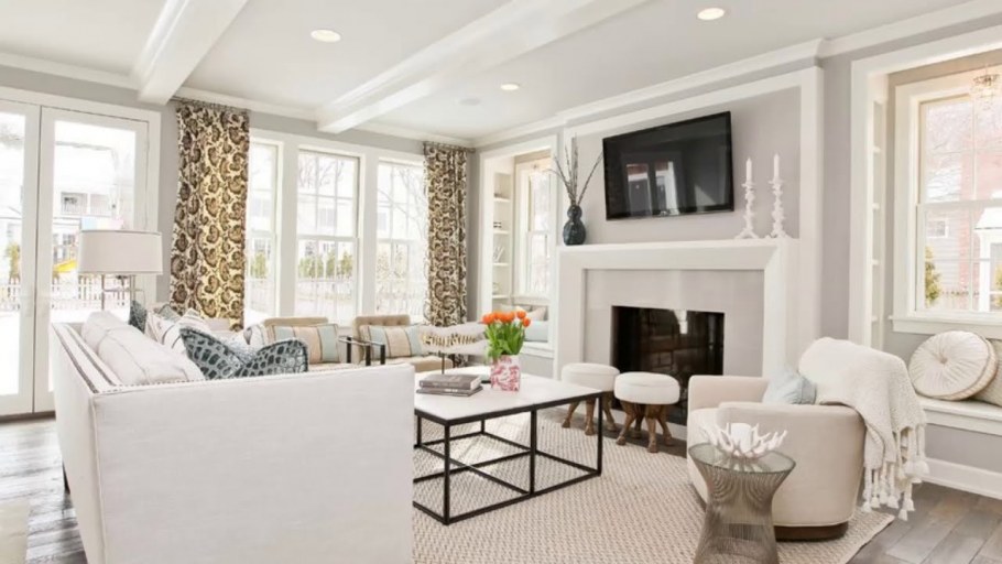 Светлая гостиная в загородном доме