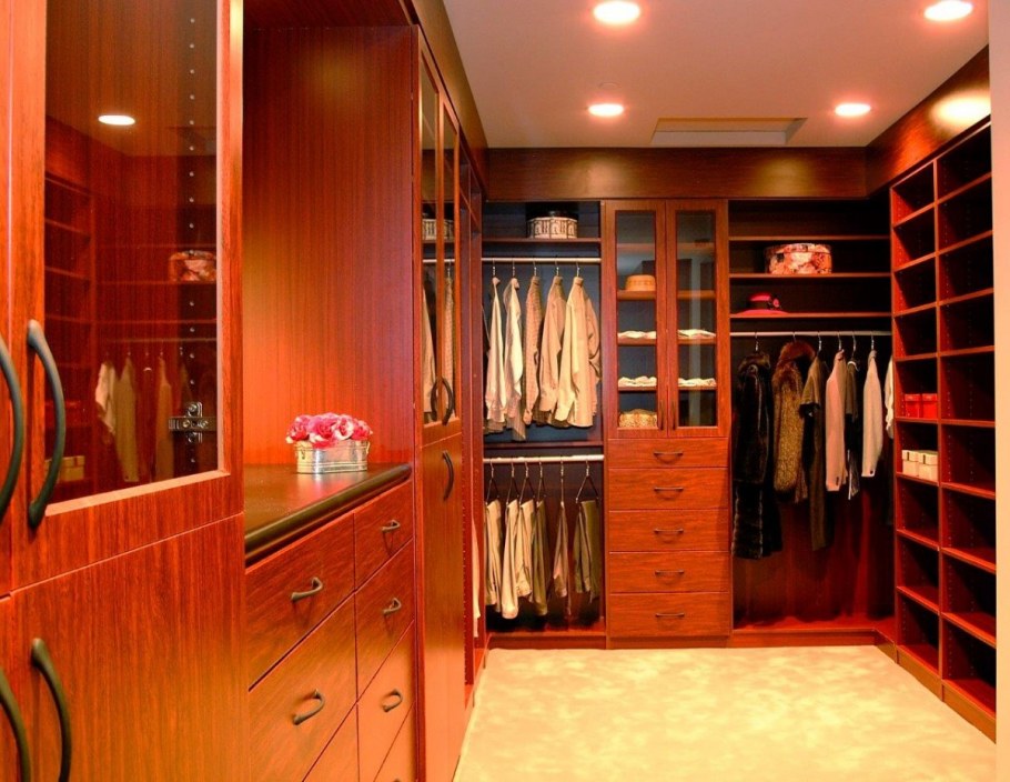 Гардероб в комнате