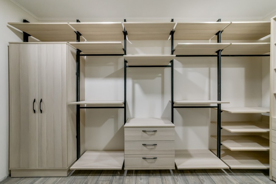 Гардеробная комната в деревянном стиле