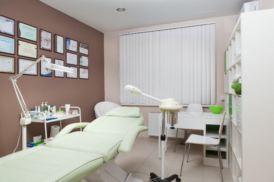 Обставить стеллаж в студии красоты