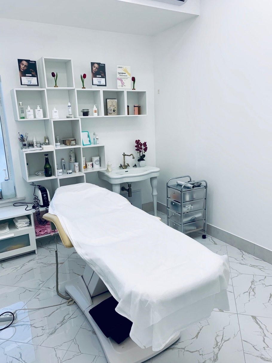 Кабинет косметолога в черно белых тонах