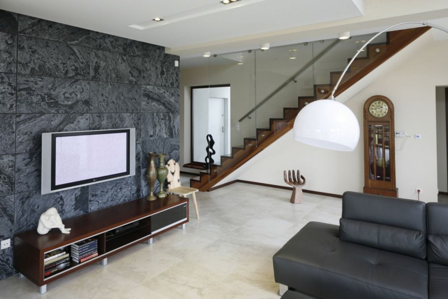 Декоративная стена в гостиной