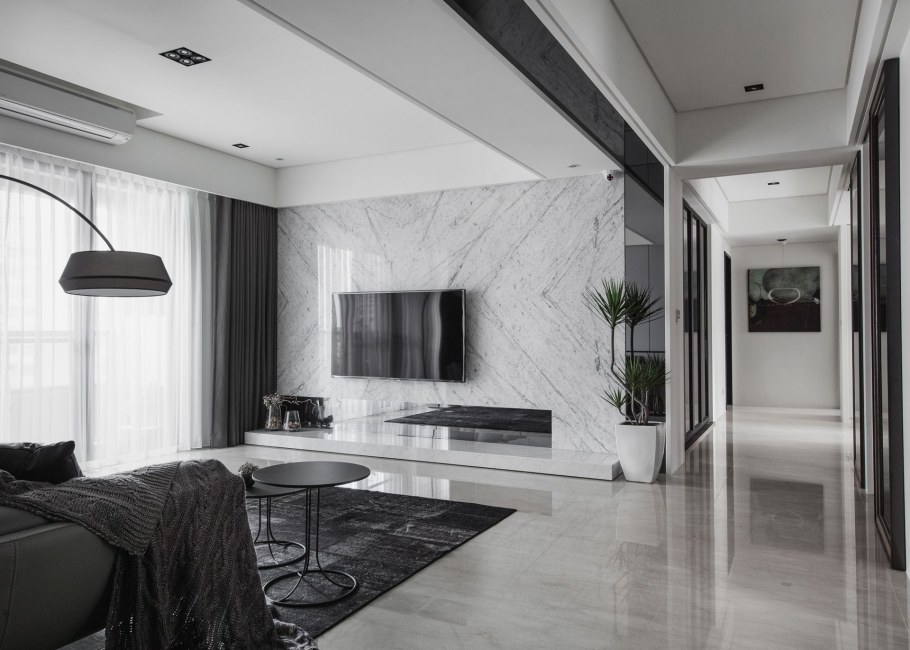 Мраморная стена в гостиной в современном стиле