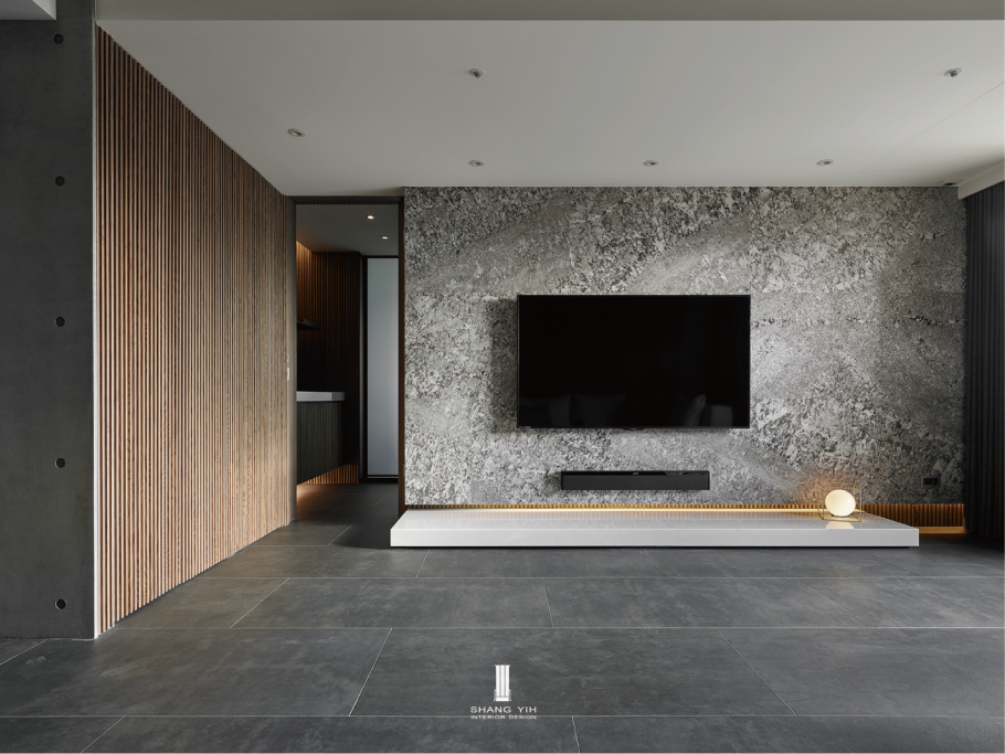 Телевизор на мраморной стене