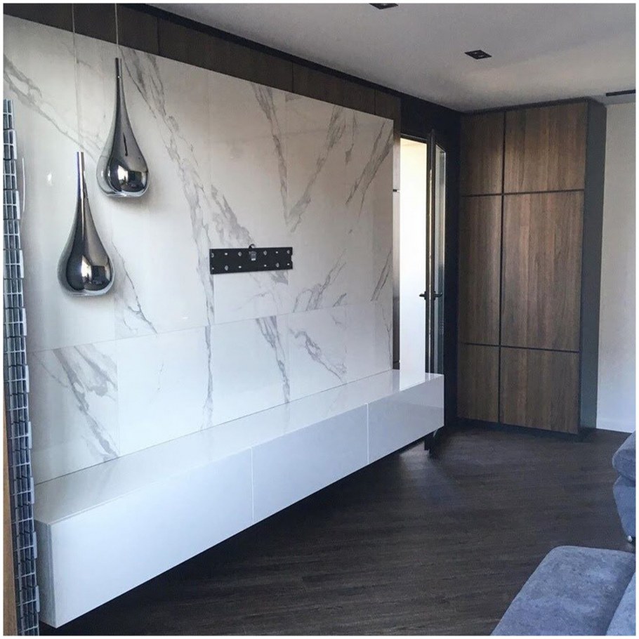 Мраморная стена в гостиной