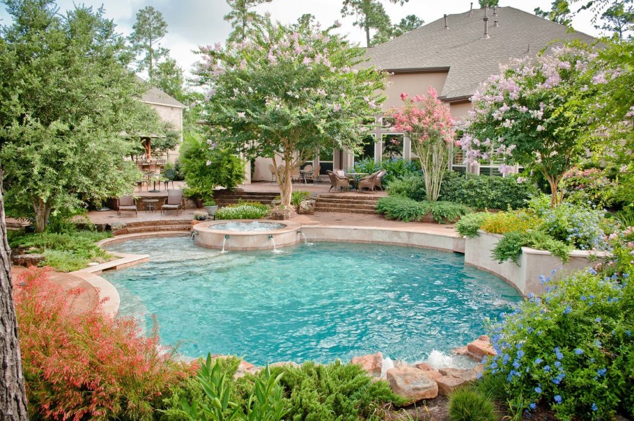 Ландшафт вокруг бассейна