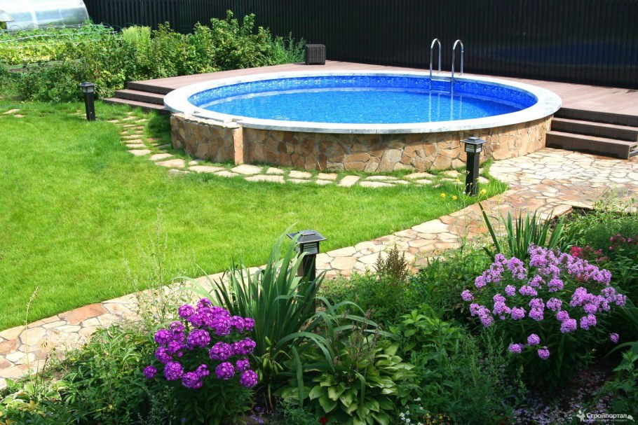 Бассейн во дворе