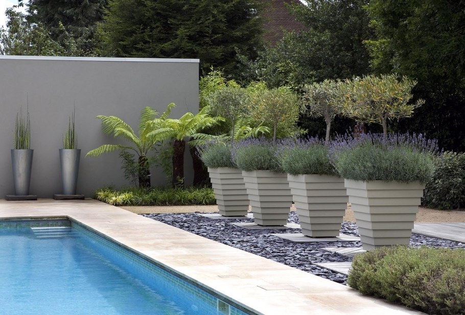 Бассейн в ландшафте