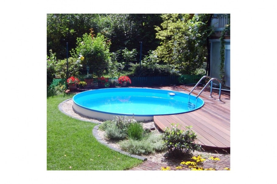 Территория вокруг бассейна