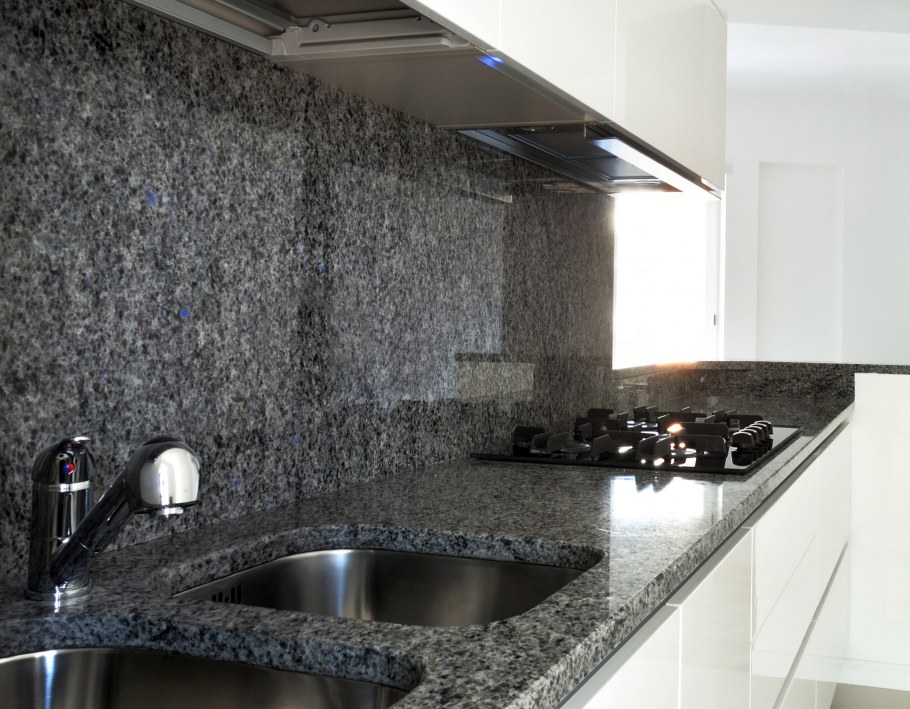 Кухня с мраморным фартуком
