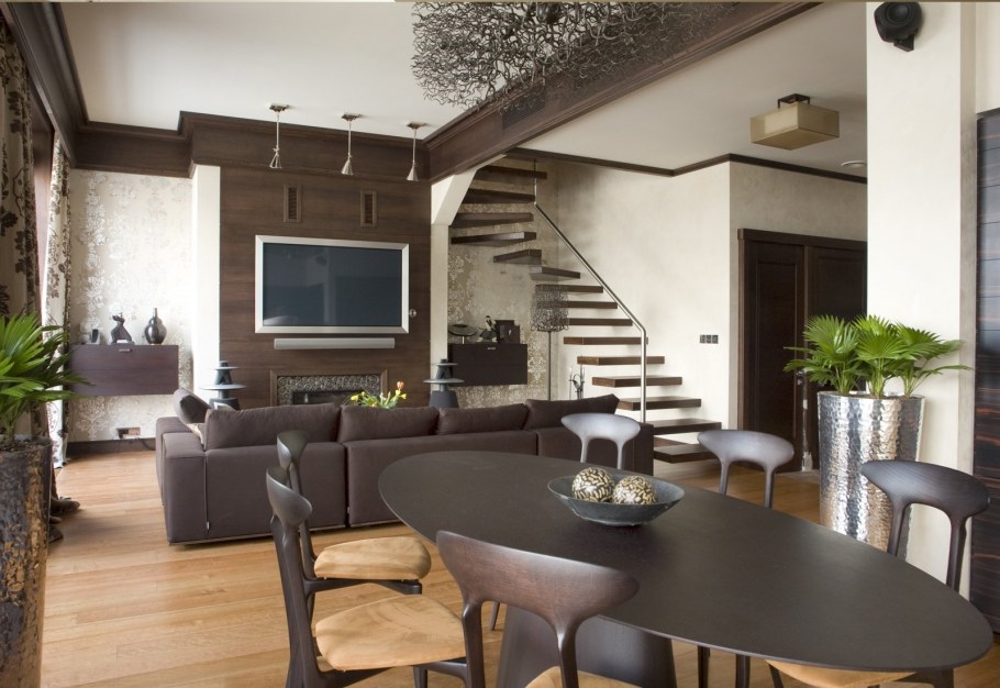 Гостиная столовая с лестницей