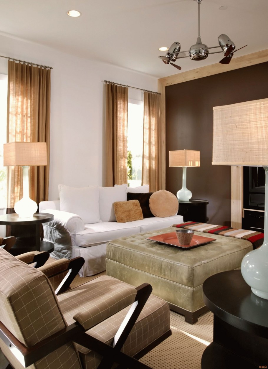 Комната с бежевыми стенами