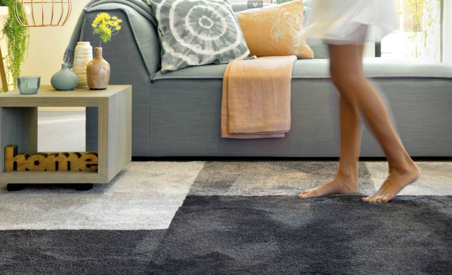 Белый ковер с длинным ворсом в интерьере