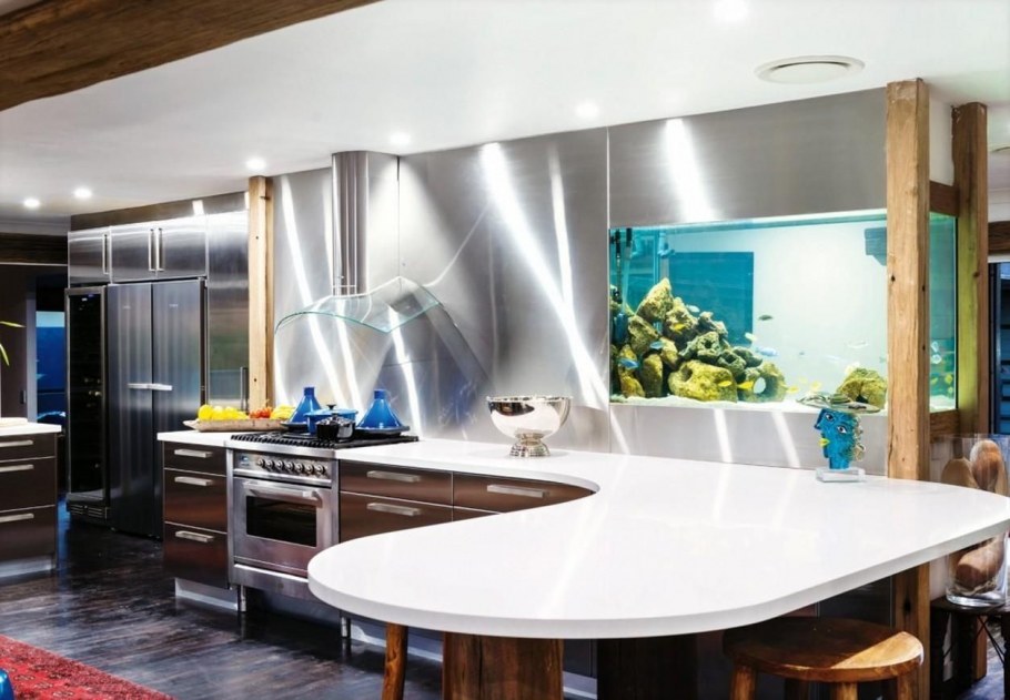 Небольшой аквариум в интерьере