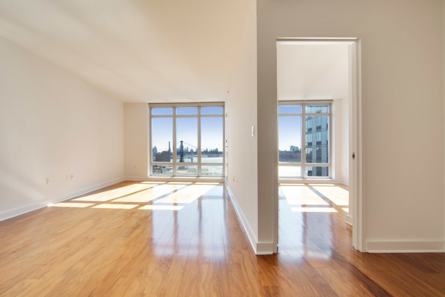 Пустая комната с паркетом