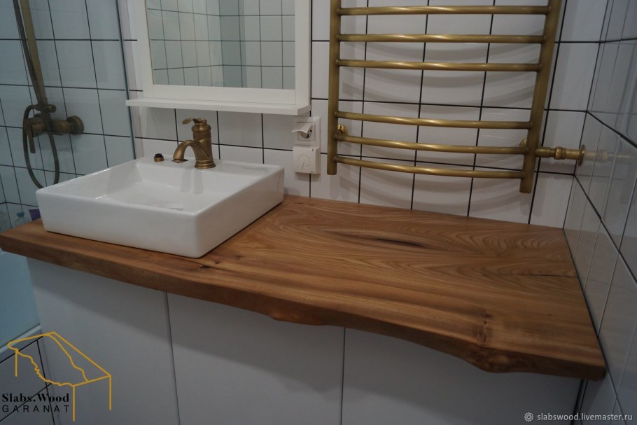 Раковина на деревянной столешнице