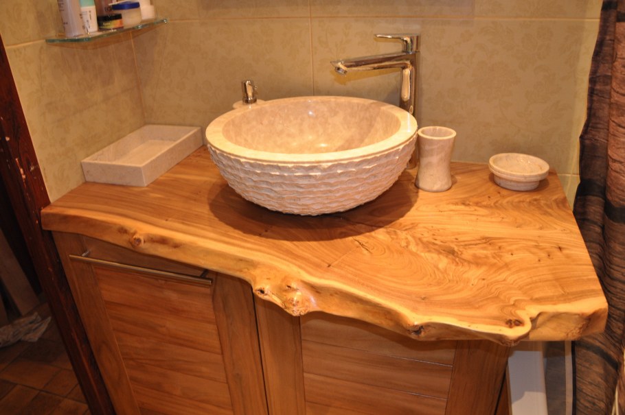 Раковина из куска дерева