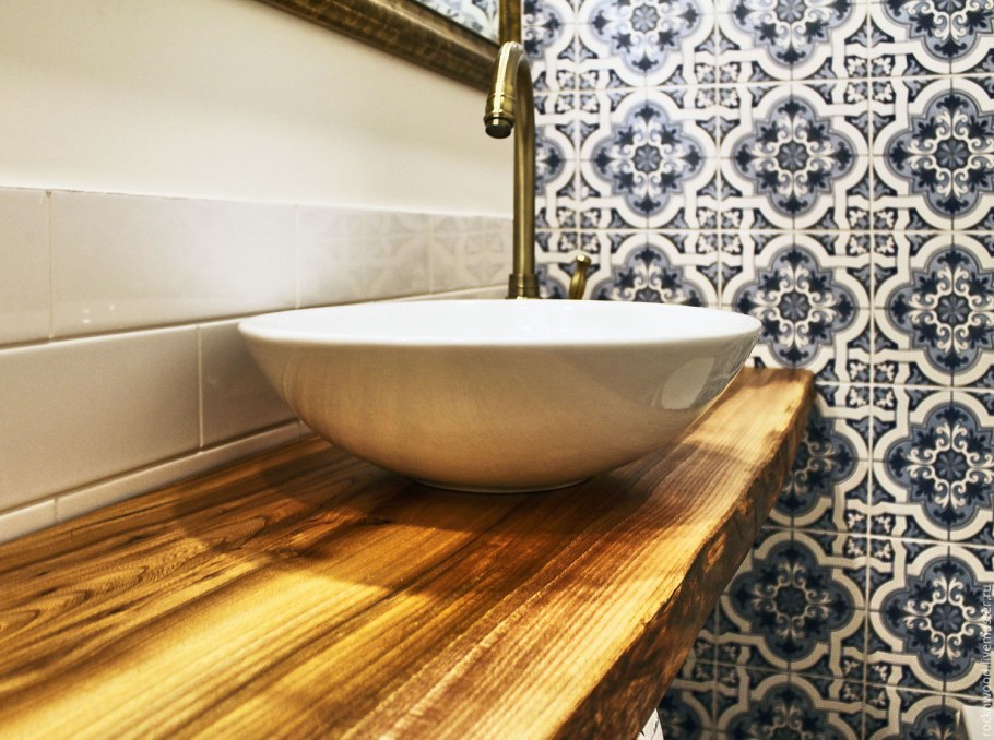 Деревянная столешница в ванной