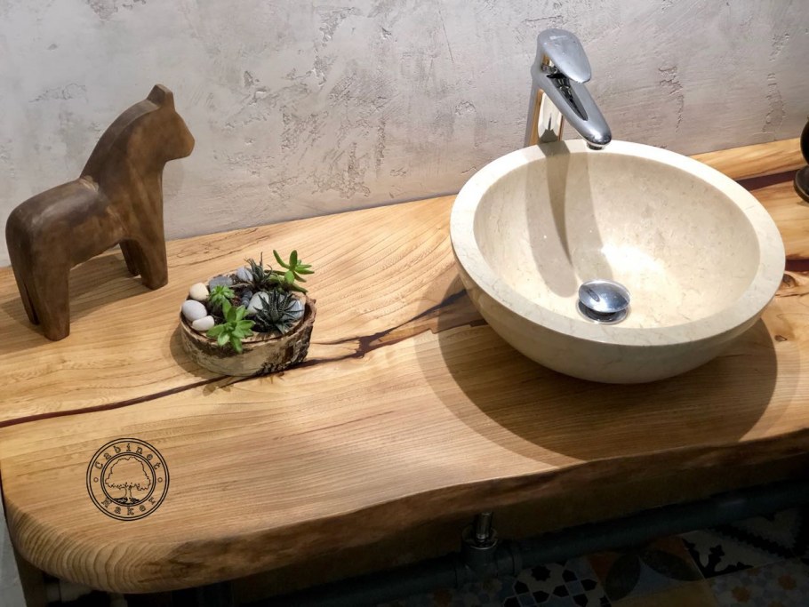 Ванная комната с деревянной столешницей