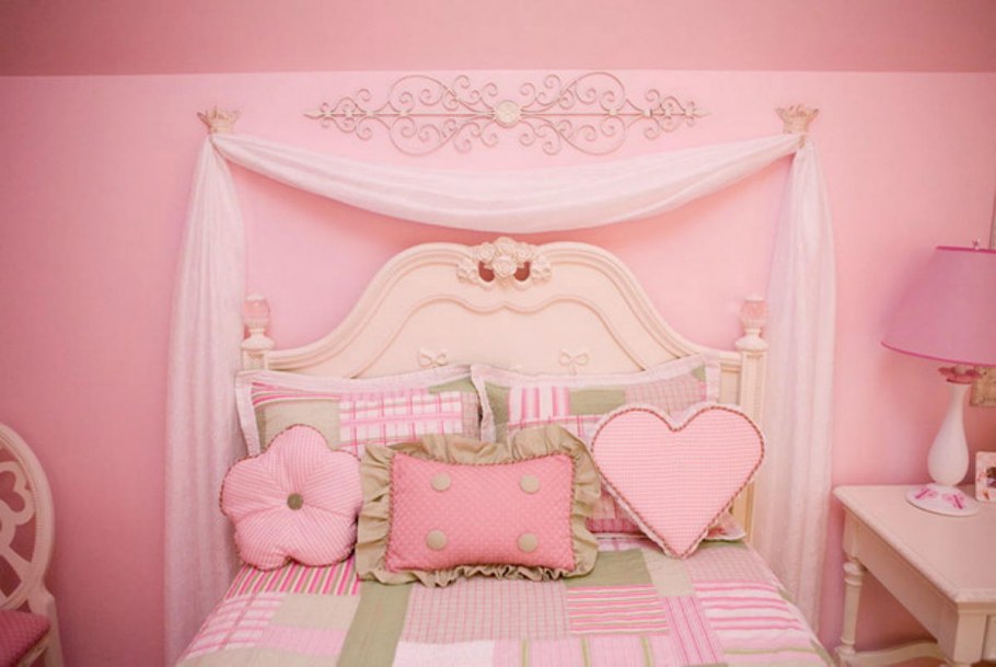 Розовый диван в интерьере