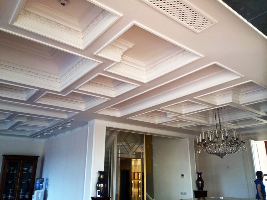 Высокие потолки с кессонами