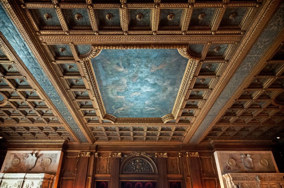 Кессонный потолок из дерева