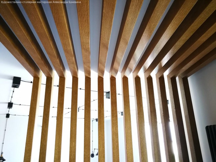 Деревянные рейки на балконе