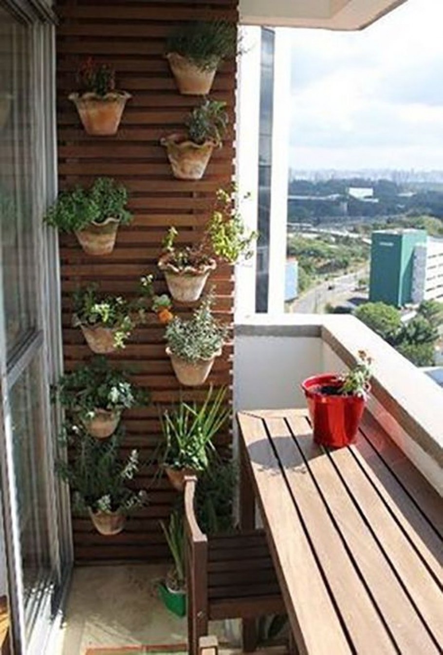 Отделка балкона рейками