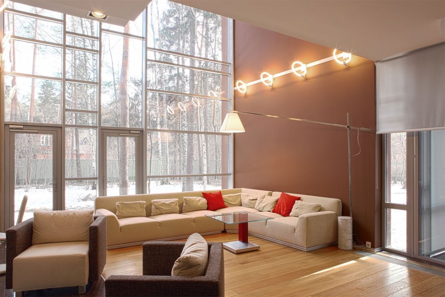Освещение в гостиной с высокими потолками
