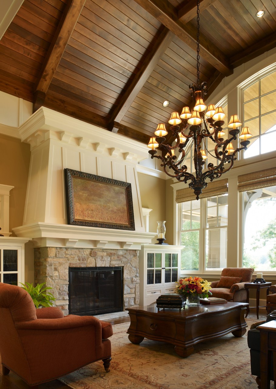 Загородный дом с высоким деревянным потолком