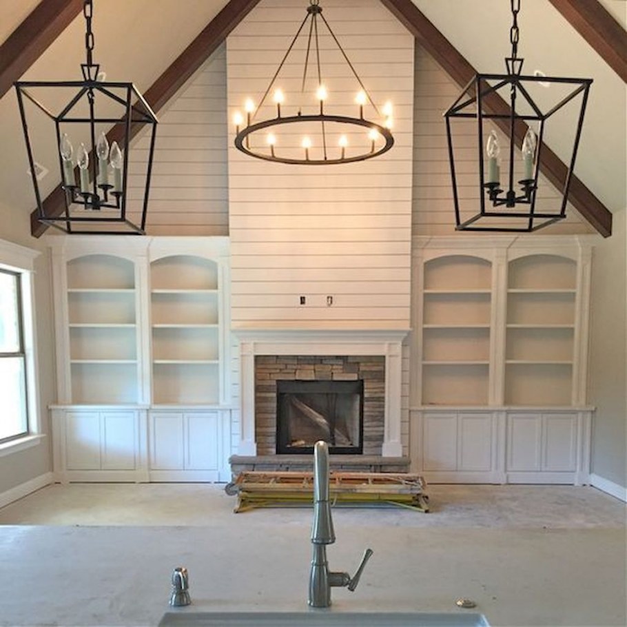 Угловой камин в доме со вторым светом