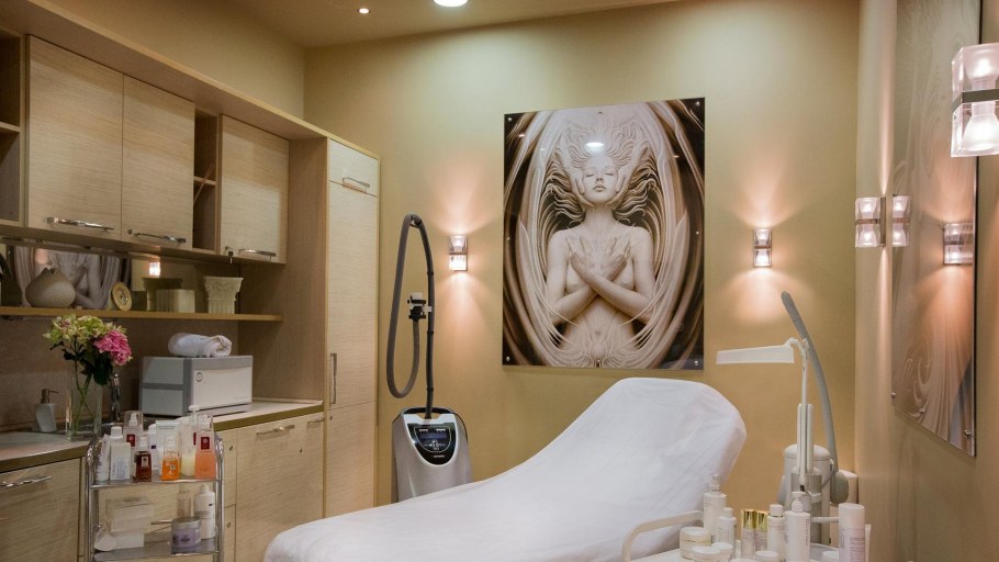 Полки в кабинет косметолога