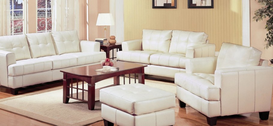 Гостиная с белым диваном