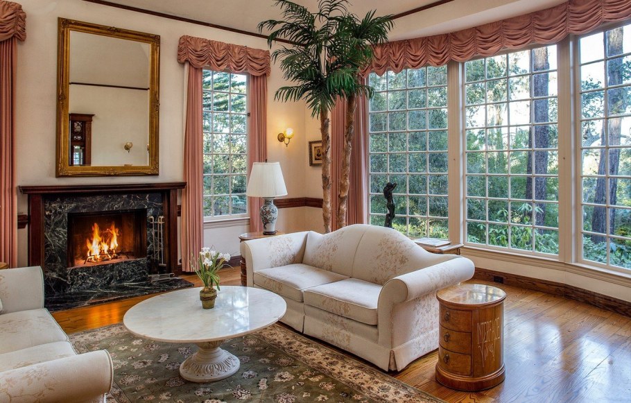 Гостиная с рабочим местом и диваном