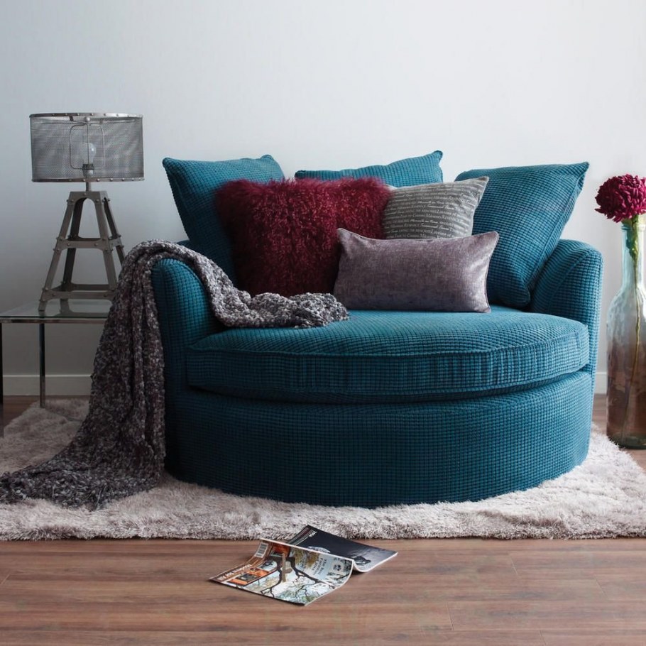 Большой диван в маленькой гостиной