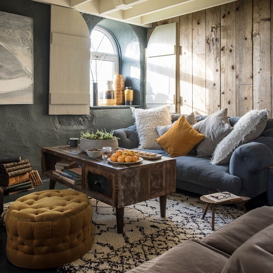 Комната с большим диваном