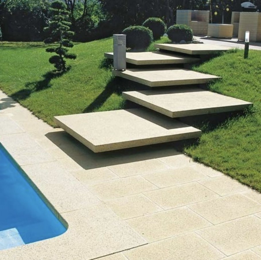 Парящие ступени из бетона для крыльца