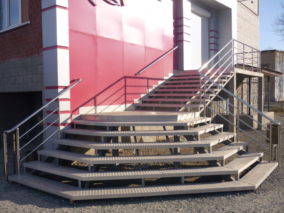 Металлическая лестница с бетонными ступеньками