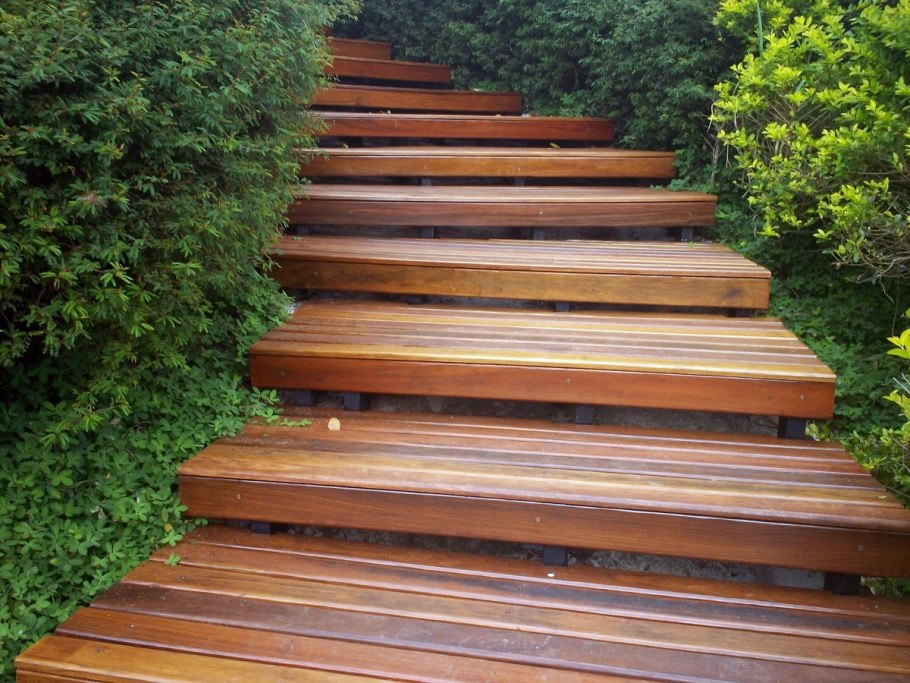 Крыльцо в частном доме в современном стиле