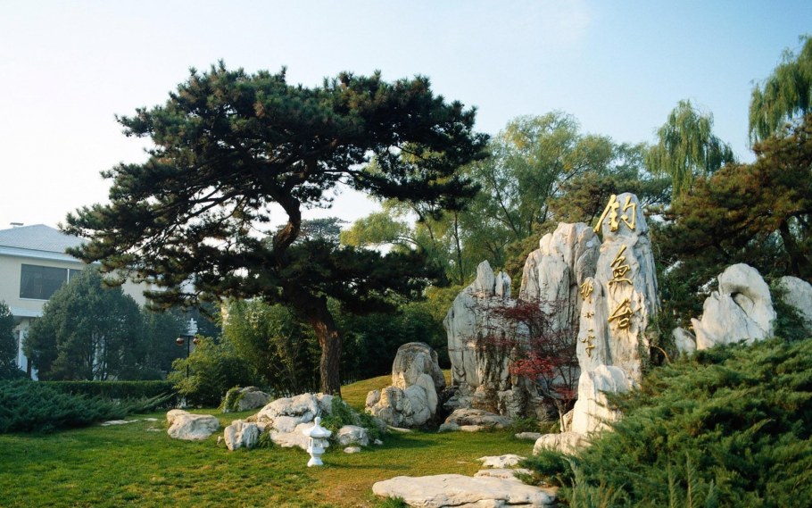 Китайский уголок в саду