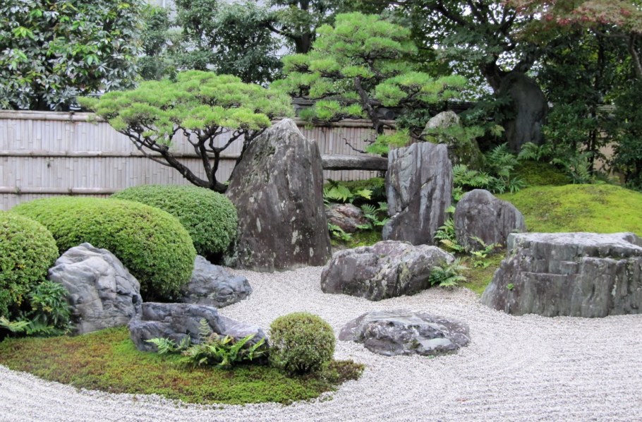 Японский сад цубо вокруг дерева