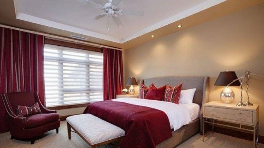 Спальня в бордовых тонах