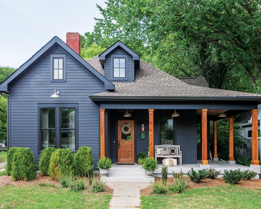 Синий фасад дома