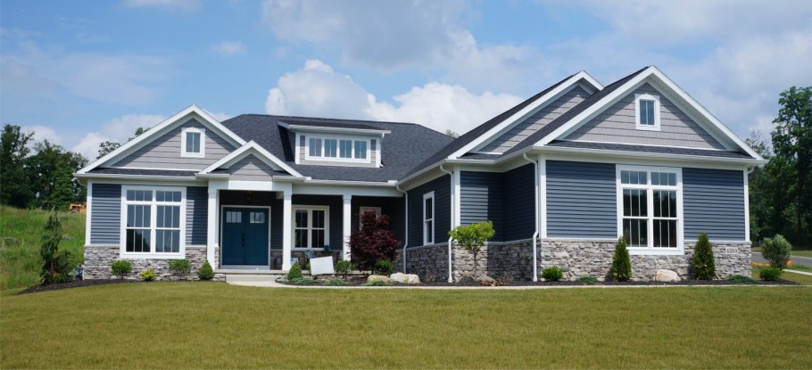 Голубой каркасный дом