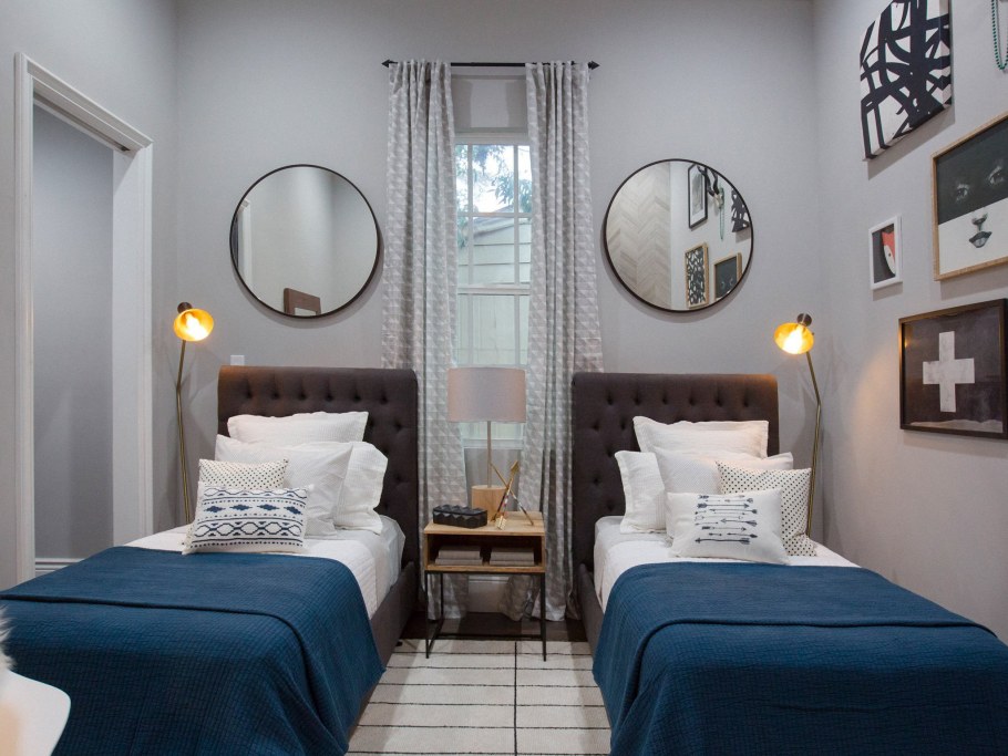 Спальня с двумя кроватями