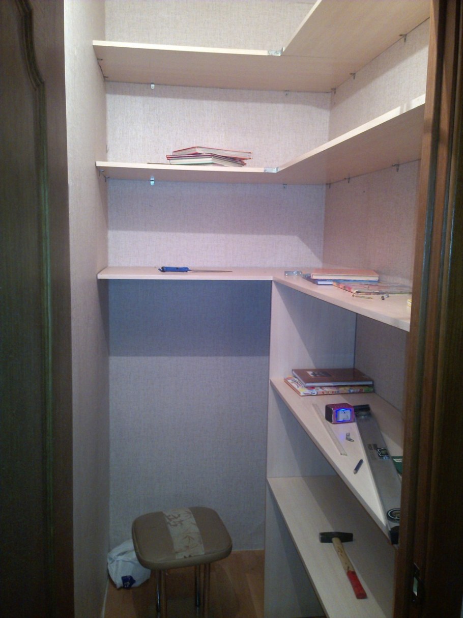 Гардеробная в кладовке 1.2 на 1.5 кв.м в хрущевке