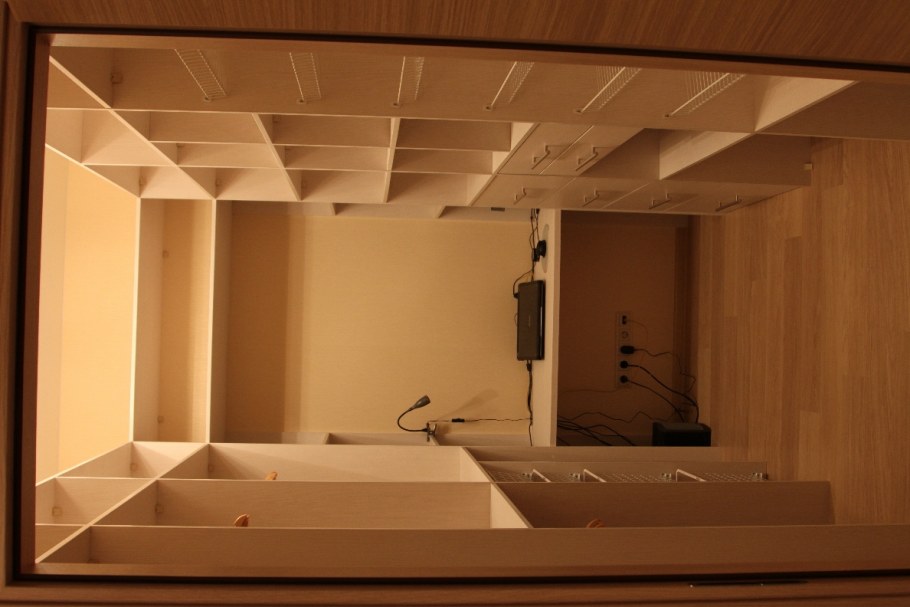 Узкая гардеробная из кладовки