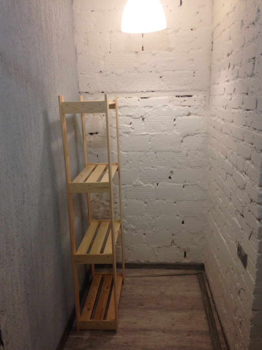 Шкаф в маленькую кладовку