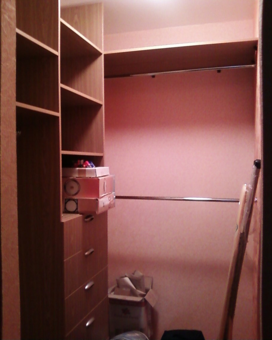 Узкая гардеробная