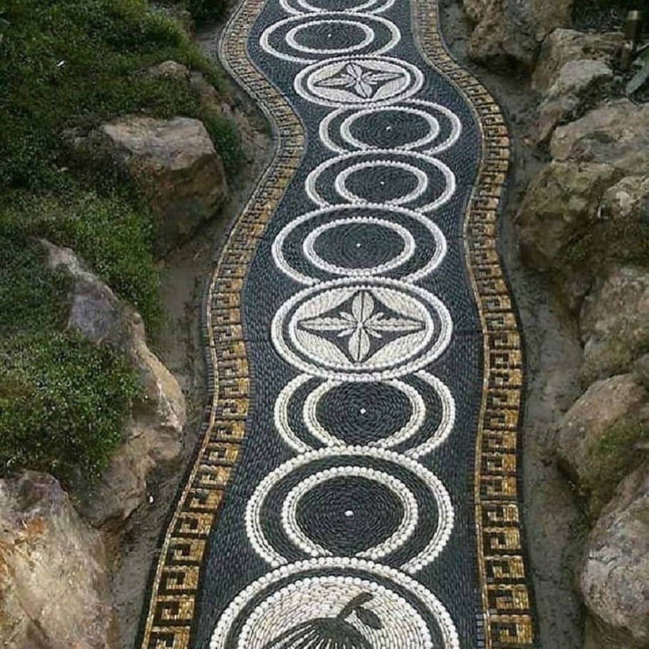 Выложенная камешками дорожка